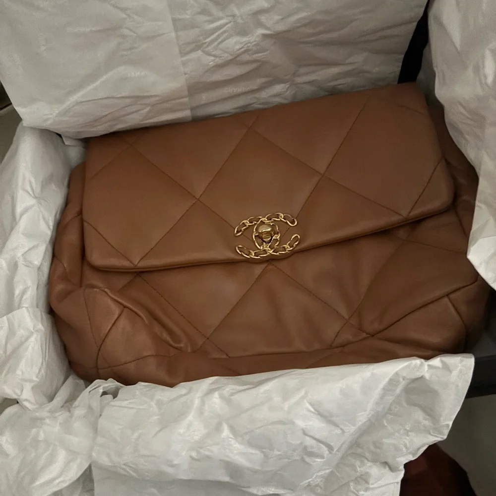 CHANEL 19 FLAP LIKE NEW - Picture 7 of 7
